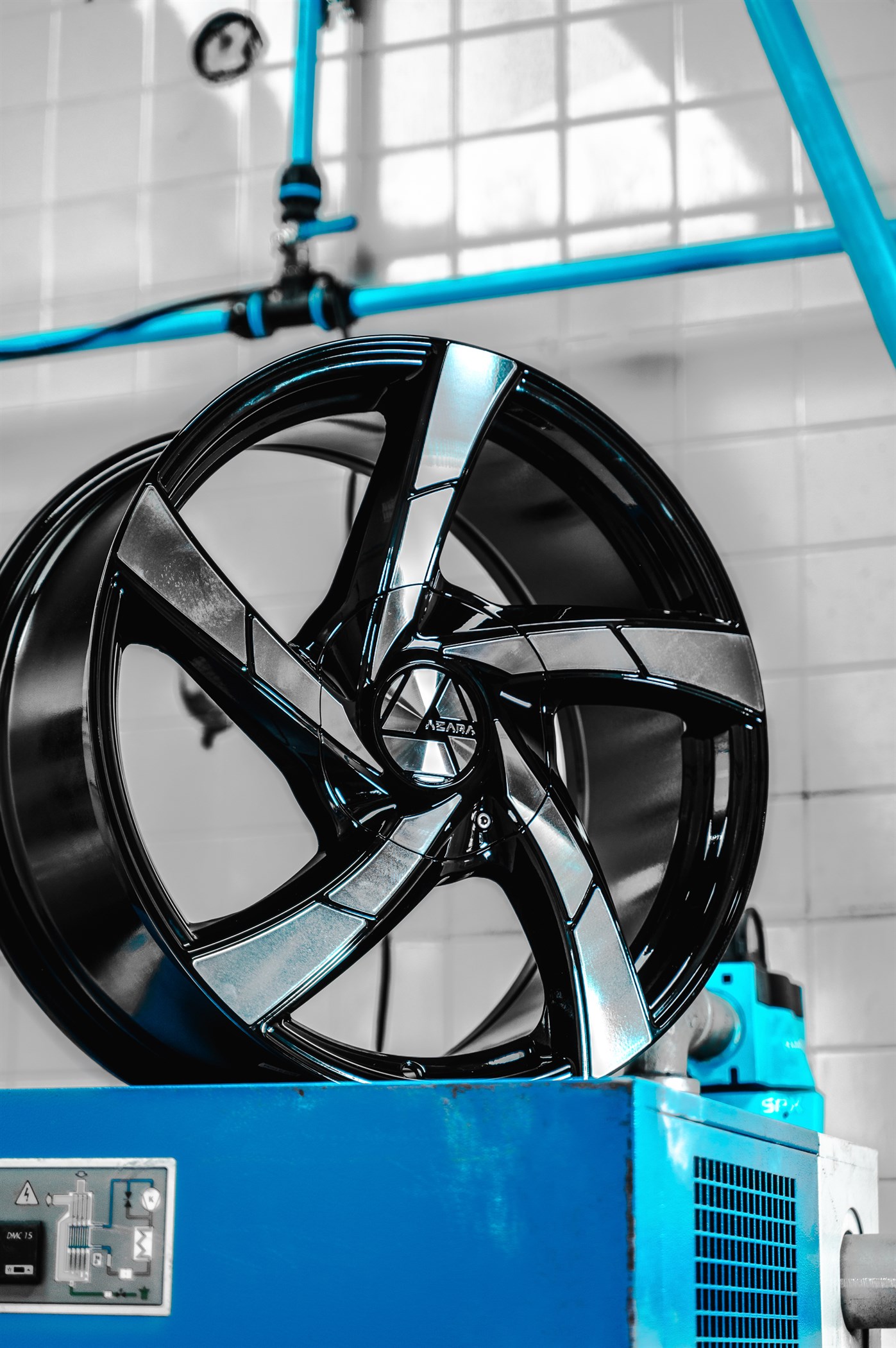 AZA-524 | Black, Gold & Chrome Wheels for Modern Vehicles